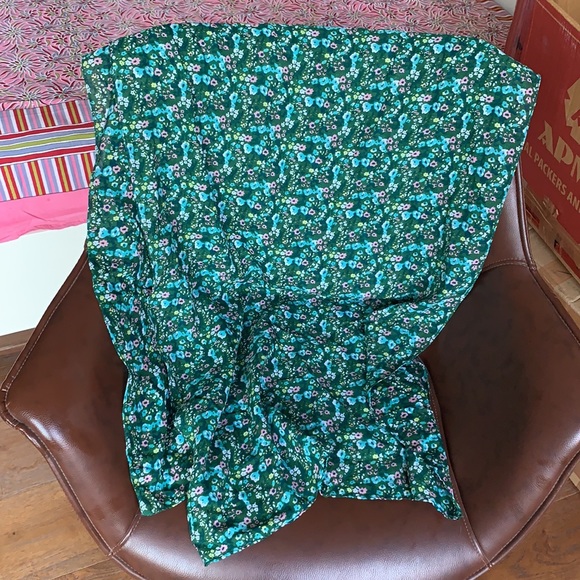 GREEN FLORAL PRINT STOLE. For brightening up any outfit in any season. - Picture 6 of 6